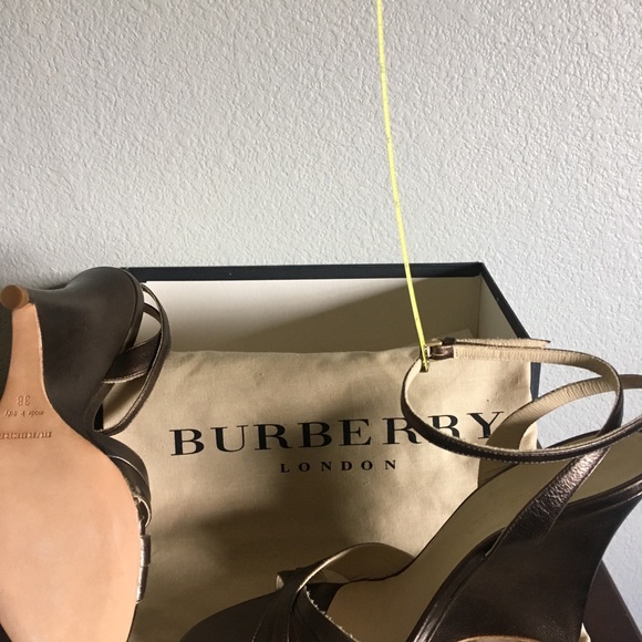 Burberry. New .Never Worn. Priced to sell. - Picture 2 of 4